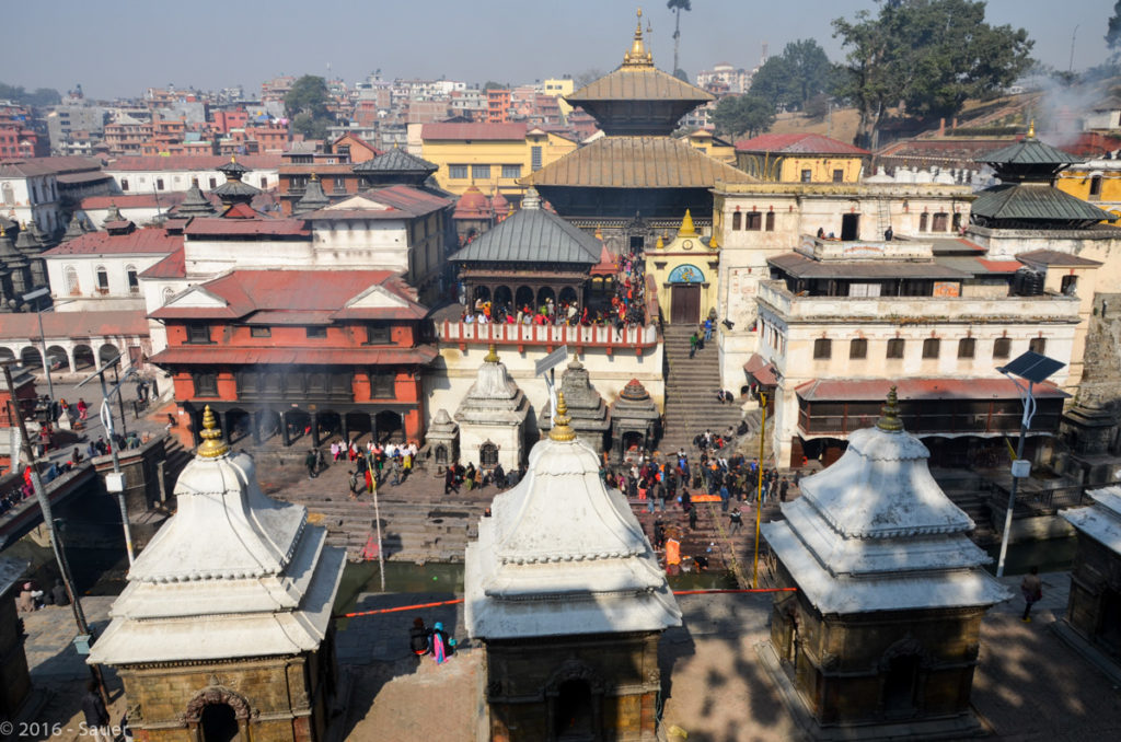 Blick auf den nur für Hindus zugänglichen Pashupatinath Tempel