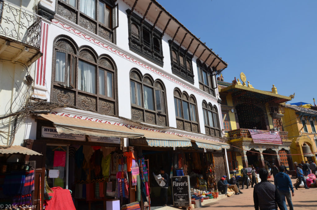 Gebäude im tibetischen Stil rund um die Baudhanath Stupa