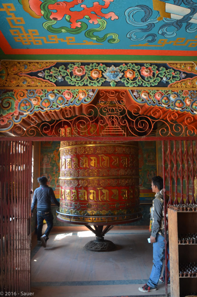 große Gebetsmühle an der Bhaudhanath Stupa