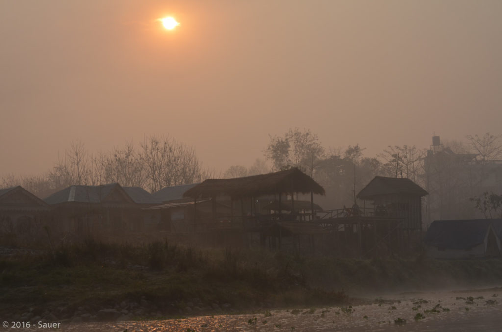 Pfahlbauten bei Sonnenaufgang