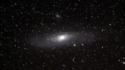 Unsere Nachbargalaxie Andromeda aufgenommen mit 200mm Objektiv und Nachführung. Gemittelt aus 20 Aufnahmen mit 30s Belichtungszeit, ISO 6400 und Blende f/5,6 und in Lightroom entwickelt.