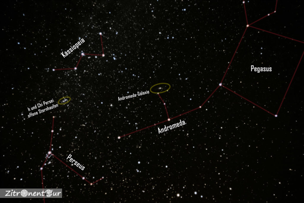Die Sternbilder Kassiopeia und Andromeda mit Pegasus, Perseus und der Andromeda-Galaxie (mit Beschriftung).