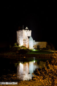 Dunquaire Castle bei Nacht