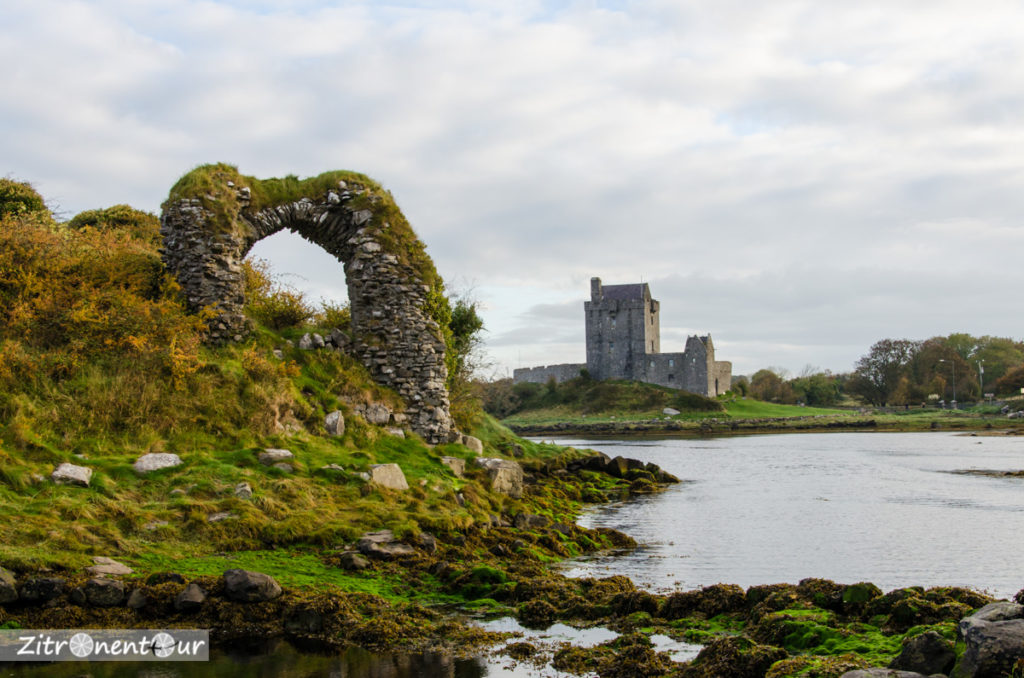 Dunguaire Castle mit Bruchsteinbogen