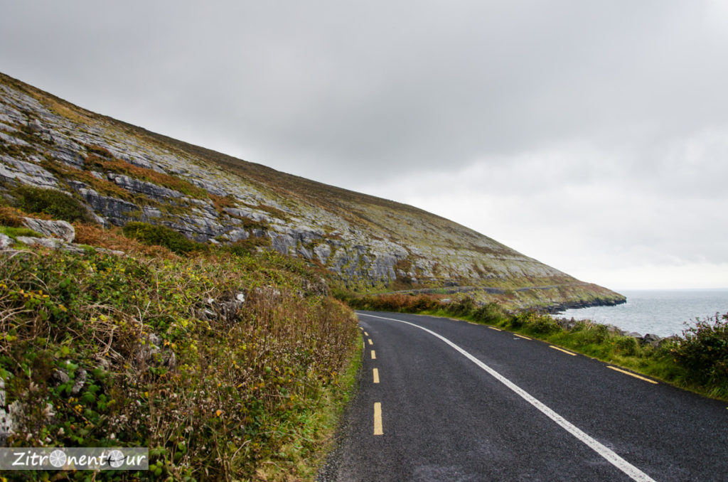 Die Kalksteinhügel des Burren reichen bis an die Küste und bilden ein beeindruckendes Bild