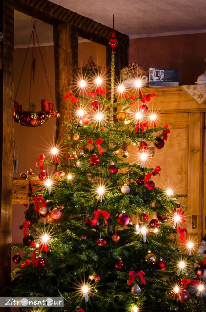 Lichtsterne um punktförmige Lichtquellen entstehen beim Abblenden durch Beugung an den Blendenlamellen des Objektivs.