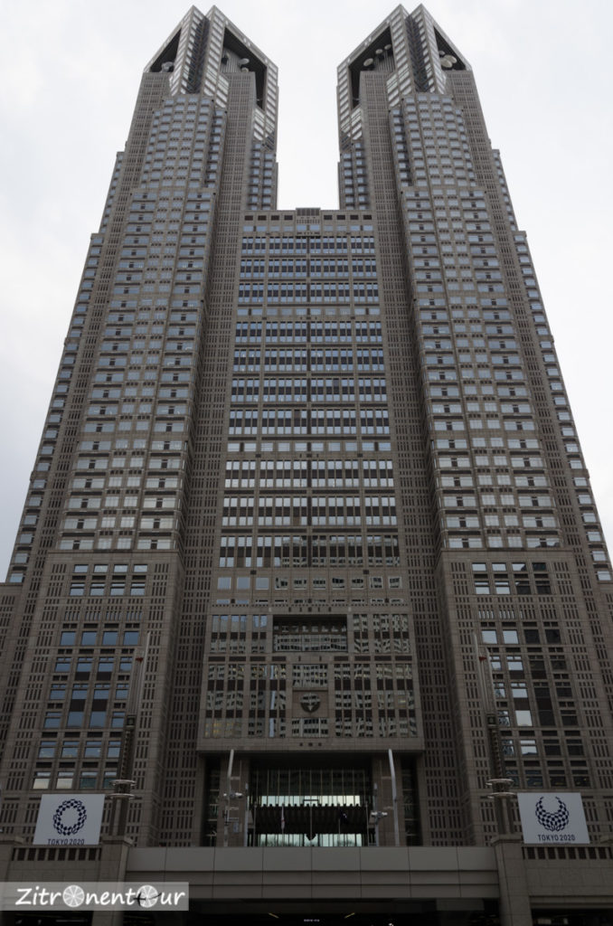 Government-Building in Tokio von unten fotografiert