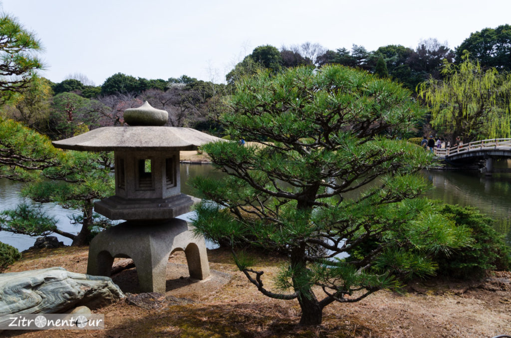 Schrein an einem Teich im Japanischen Garten im Shinjuku Gyoen Park