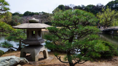 Schrein an einem Teich im Japanischen Garten im Shinjuku Gyoen Park