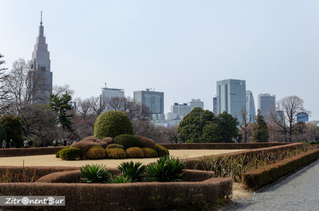 Französischer Garten im Shinjuku Gyoen Park und die Skyline von Tokio im Hintergrund