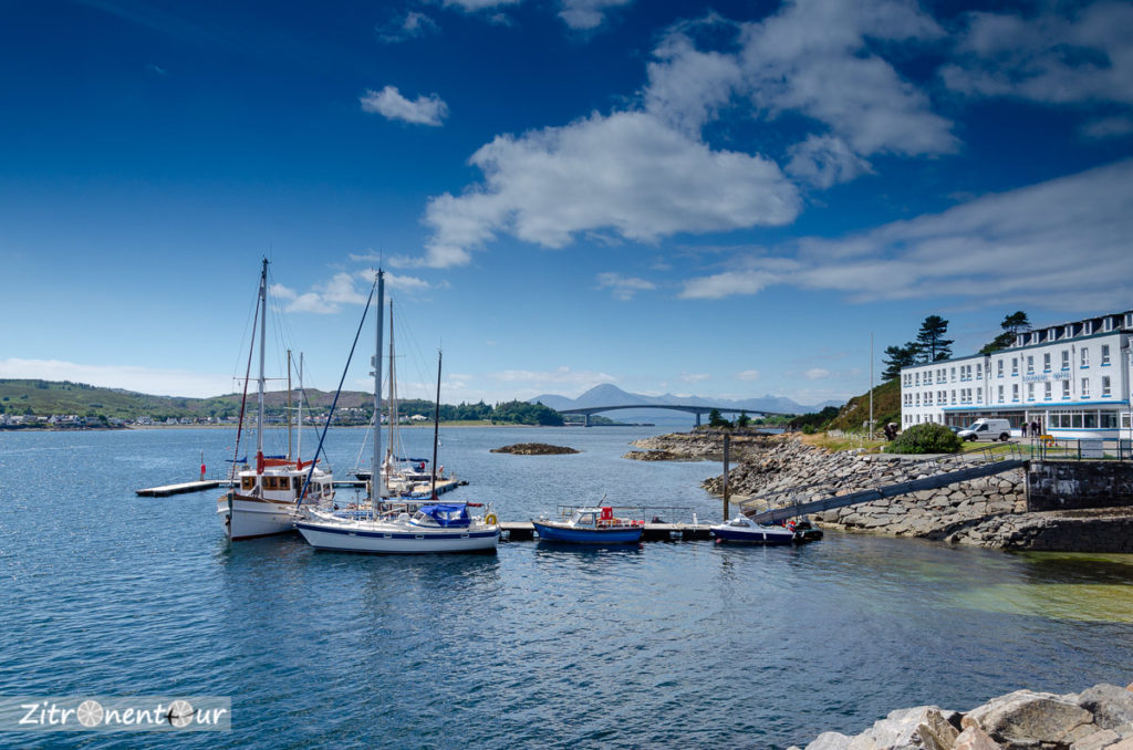 Hafen mit Segelschiffen, im Hintergrund Brücke nach Skye