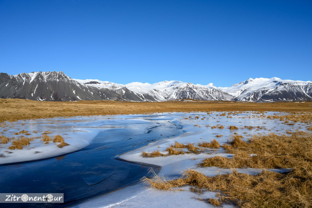 Bach und Berge am Ytri Tunga auf der Snæfellsnes Halbinsel