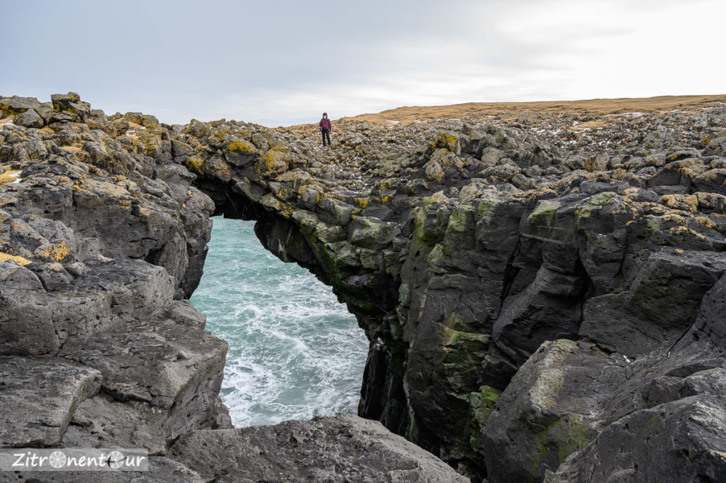 Jennifer auf Basaltbogen Arnarstapi auf Búðakirkja