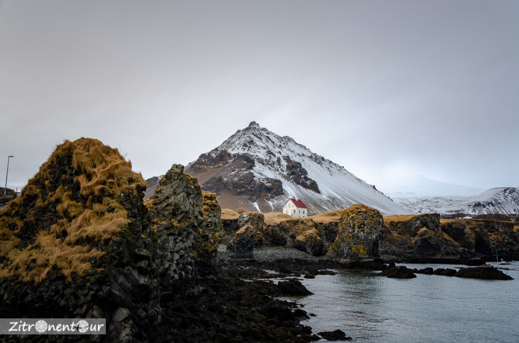Arnarstapi und Stapafell vom Hafen aus gesehen auf Búðakirkja