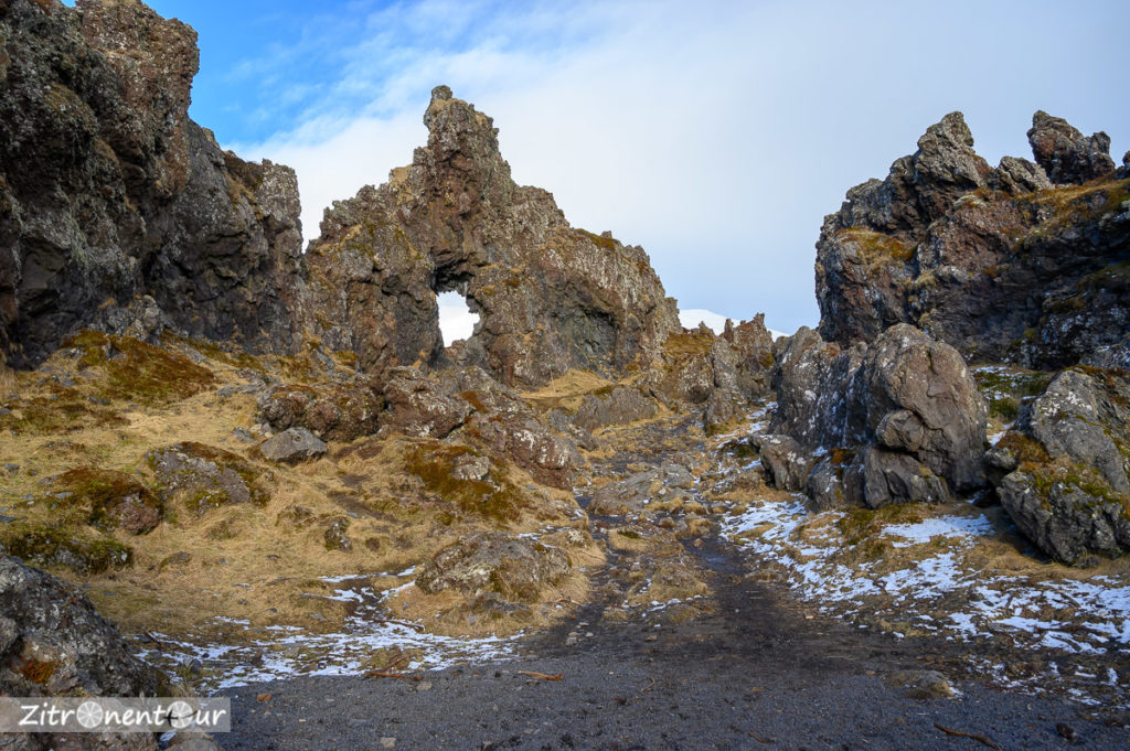 Basalttor im Lavafeld beim Djúpalónssandur