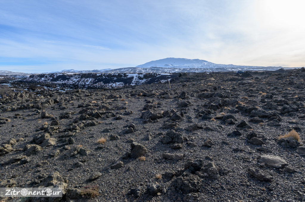 Mondlandschaft beim Þjófafoss, Vulkan Hekla im Hintergrund