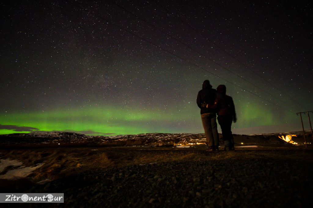 Jennifer und Sebastian von Zitronentour in Island vor Polarlicht