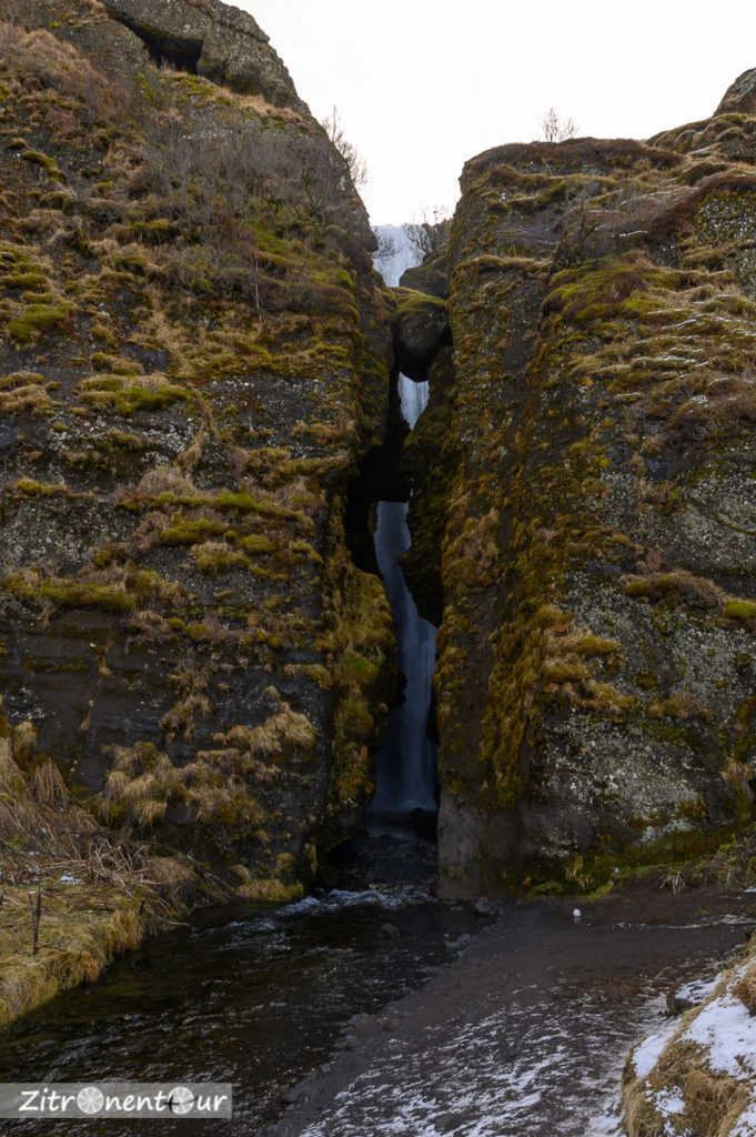 Gljúfrabúi, Wasserfall in Felsspalte