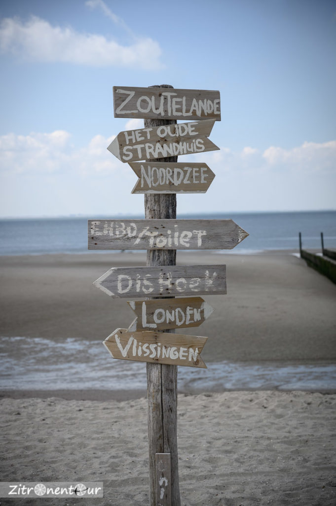 Wegweiser am Strand von Zoutelande