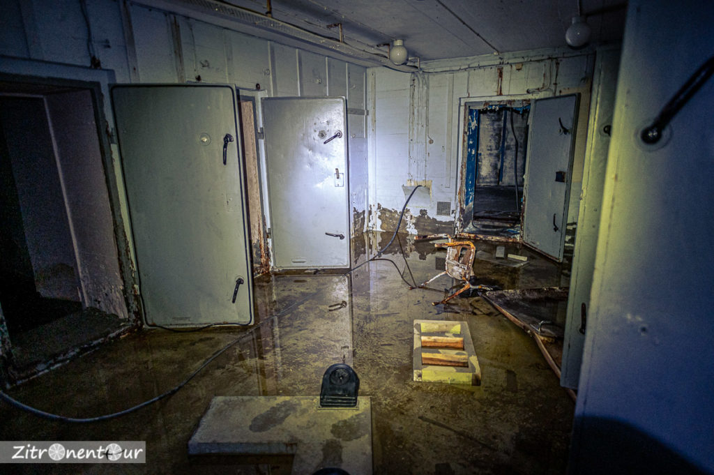 Überschwemmter Raum im Feuerleitbunker