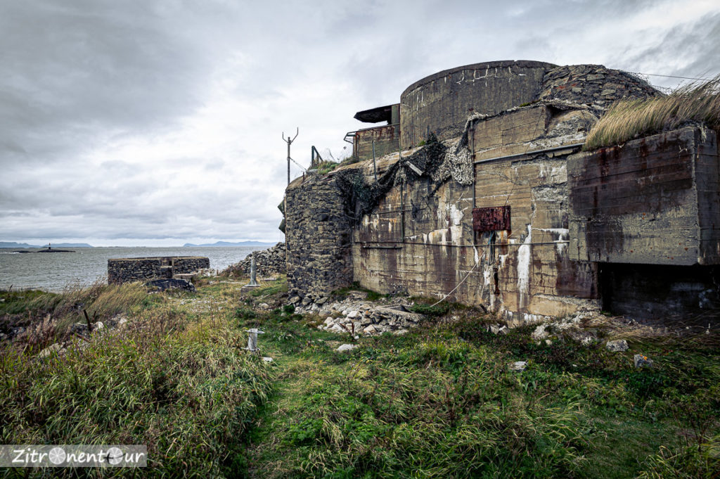 Feuerleitbunker des Skrolsvik Forts von außen